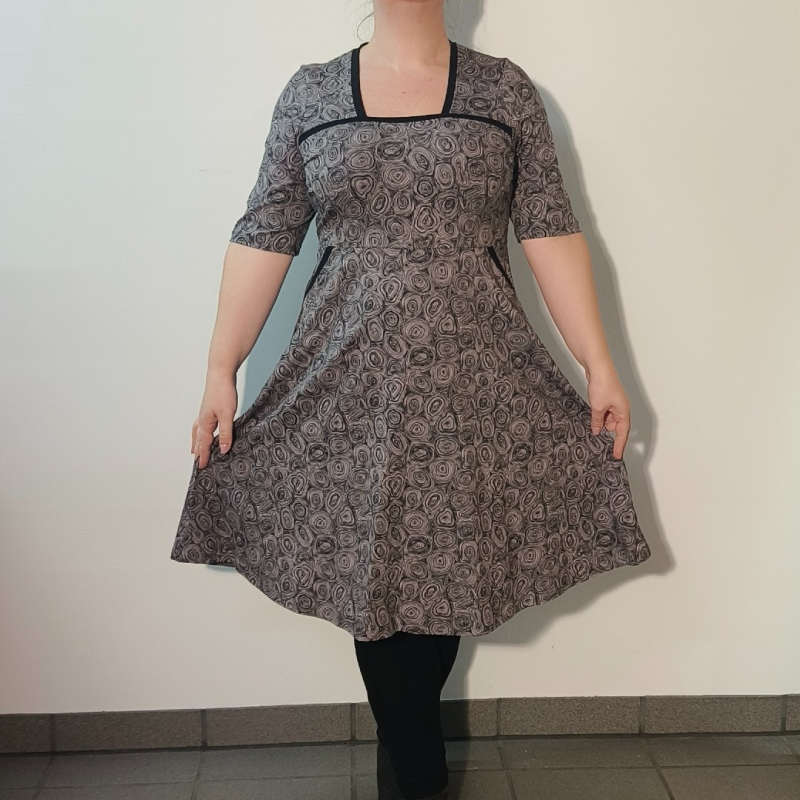 Grå Plus Size Kjole Genkei Grey Doodles - Amamiko Kjole