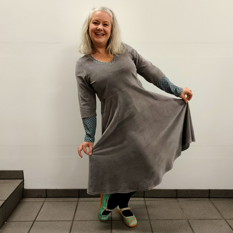 Grå Plus Size Kjole Dana Grey Velvet - Amamiko Kjole