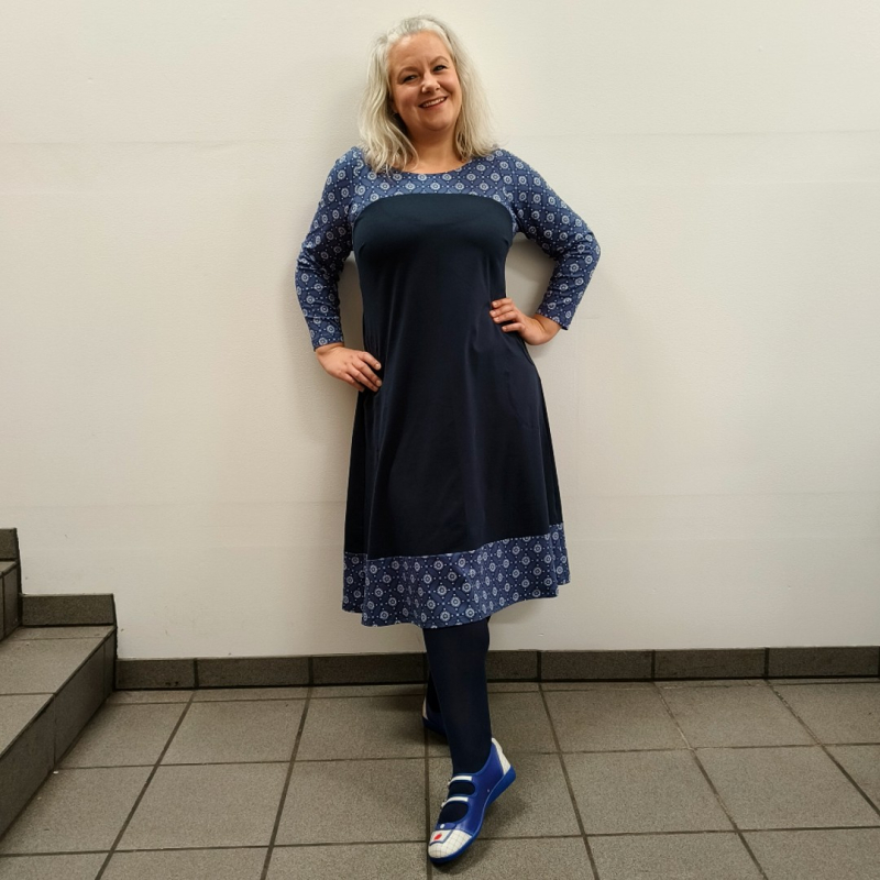 Blå Plus Size Kjole Saki Blue Flower - Amamiko Kjole