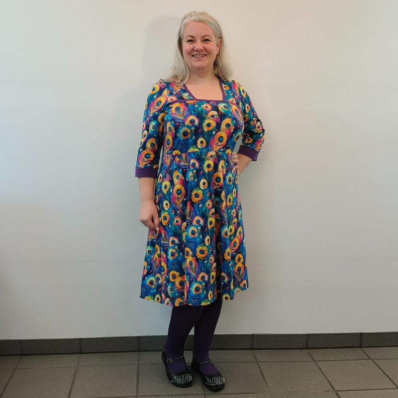 Blå Plus Size Kjole Genkei Colorful Peacock - Amamiko Kjole