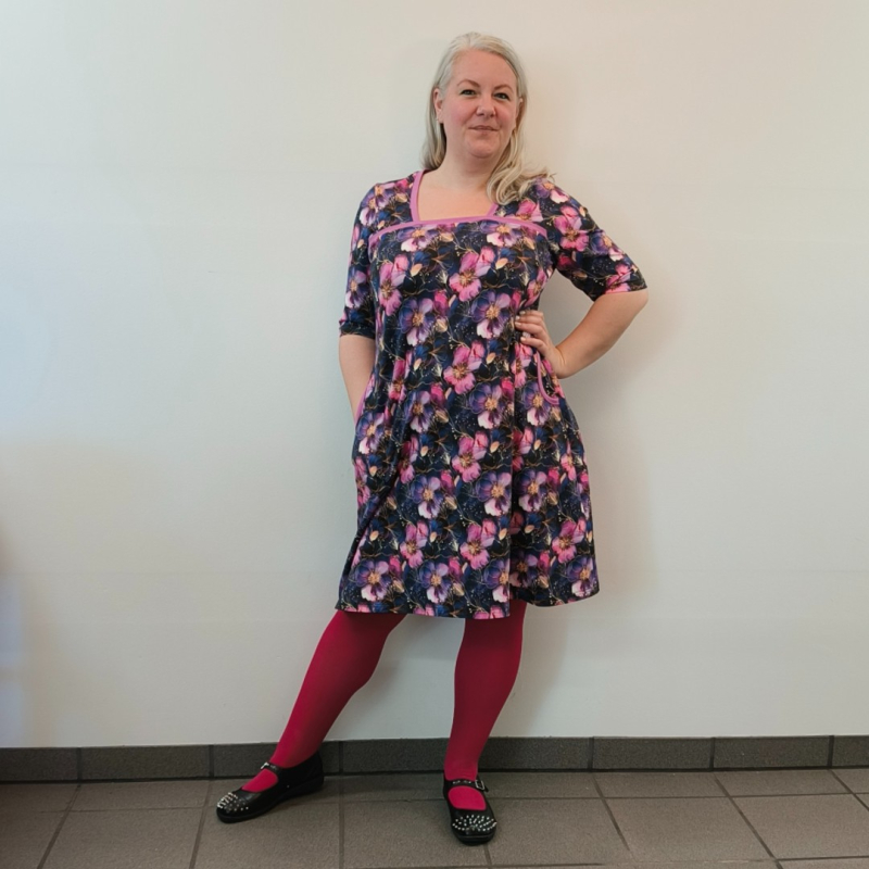 Lilla Plus Size Kjole Tokyo Purple And Gold Flower - Amamiko Kjole