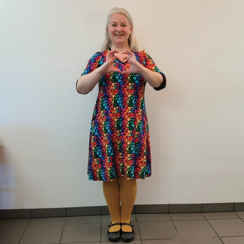 Sort Plus Size Kjole Tulla Colorful Love - Amamiko Kjole