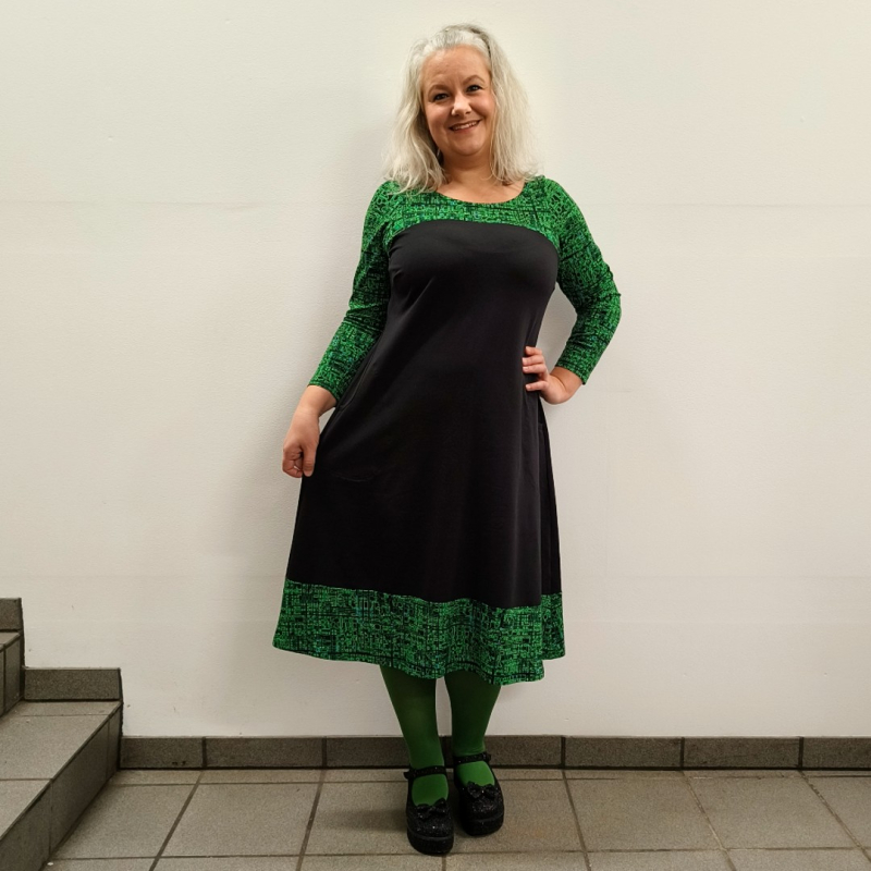 Grøn Plus Size Kjole Saki Matrix - Amamiko Kjole