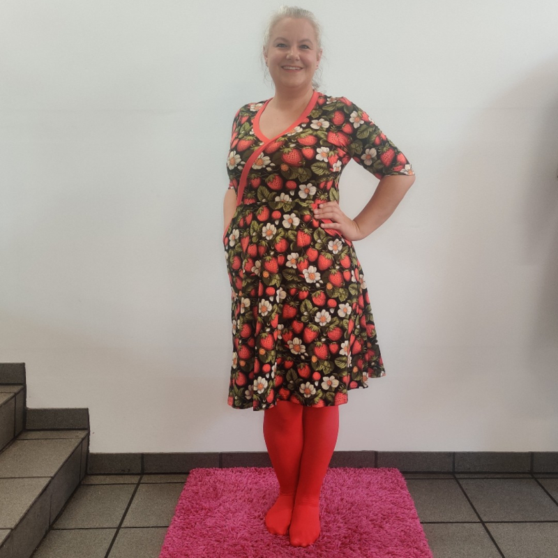 Rød Plus Size Kjole Bika Strawberry - Amamiko Kjole